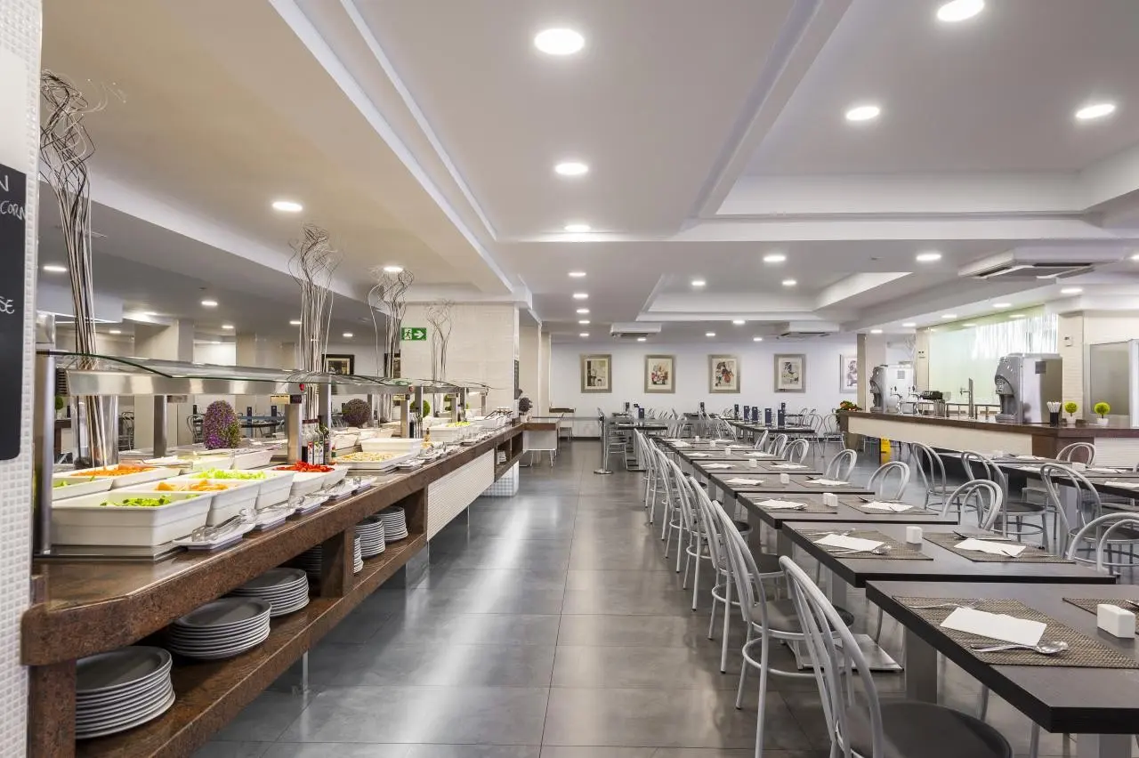 Restauracja i jedzenie w hotelu KN Columbus
