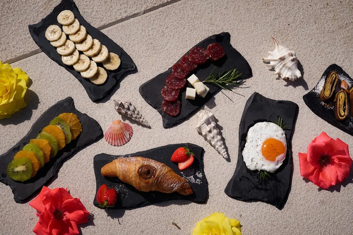 Kraal Hotel — KRAAL