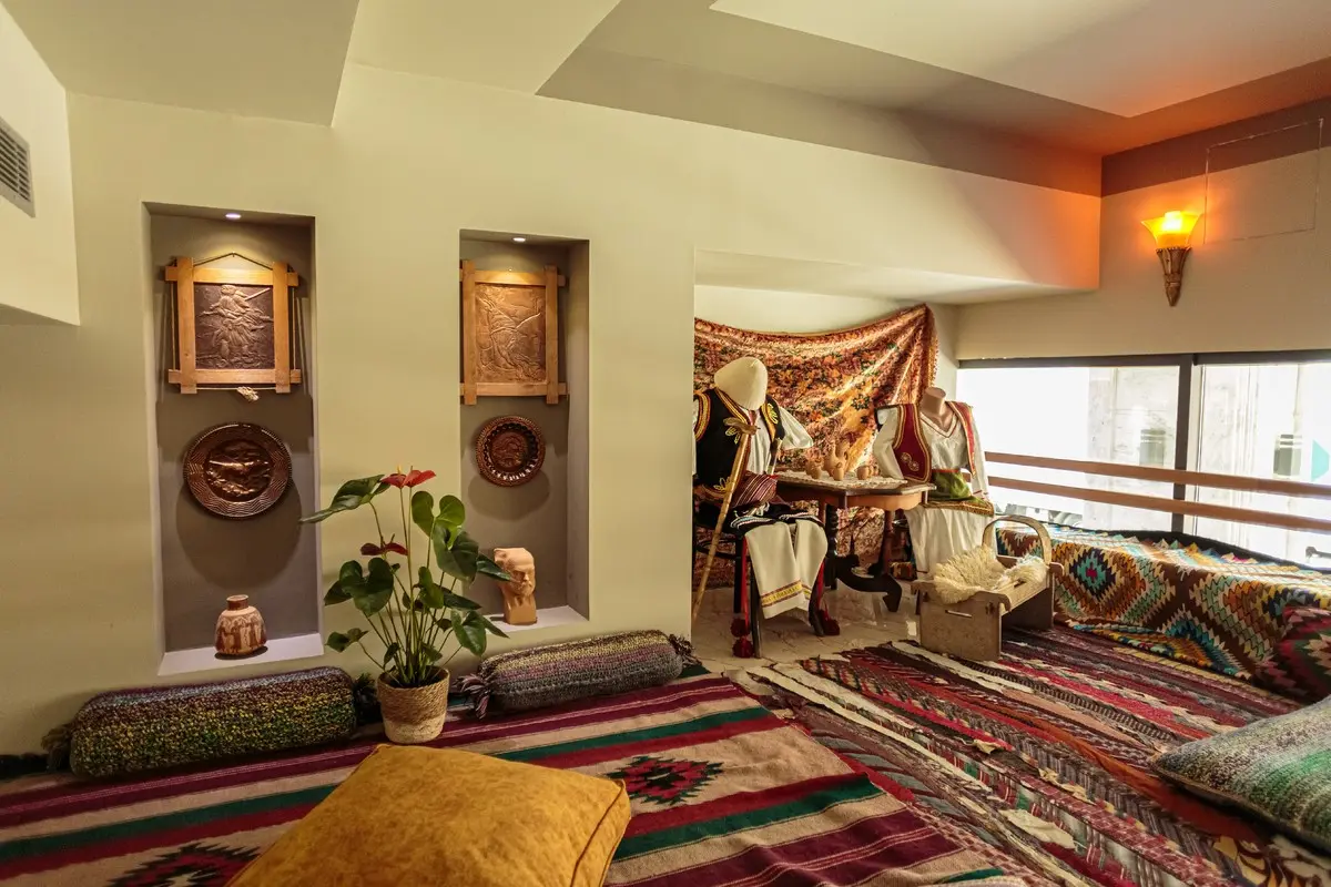 Kraal Hotel — KRAAL