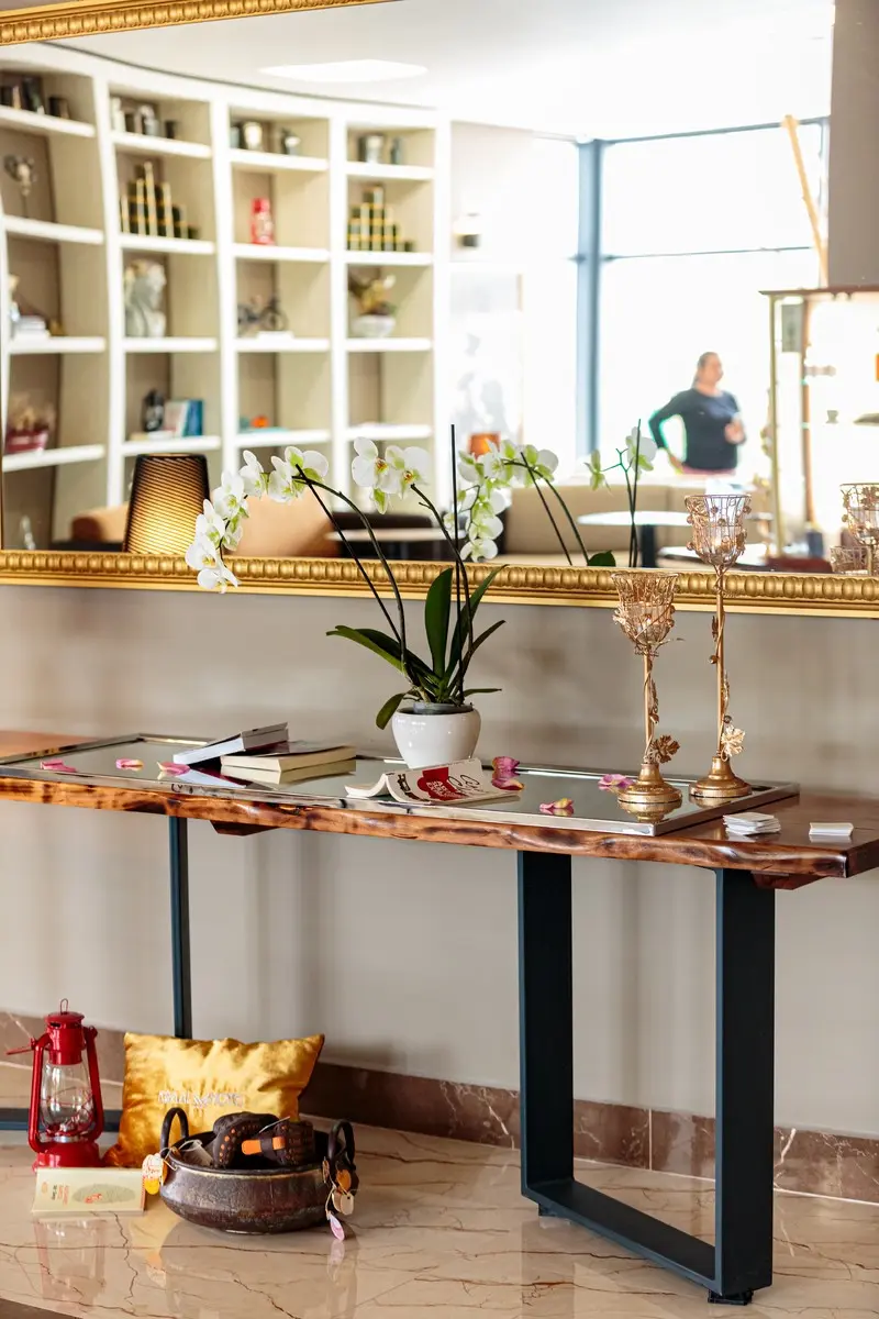 Kraal Hotel — KRAAL