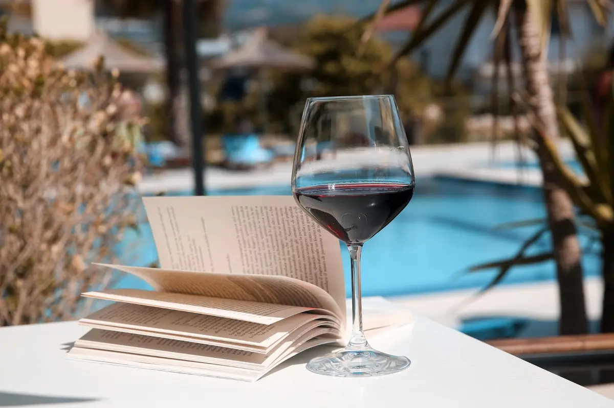 Kraal Hotel — KRAAL