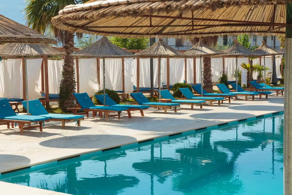 Kraal Hotel — KRAAL