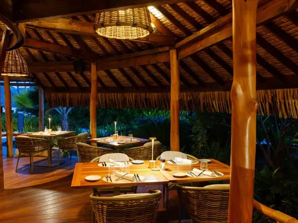 Restauracja i jedzenie w hotelu Le Bora Bora By Pearl Resort