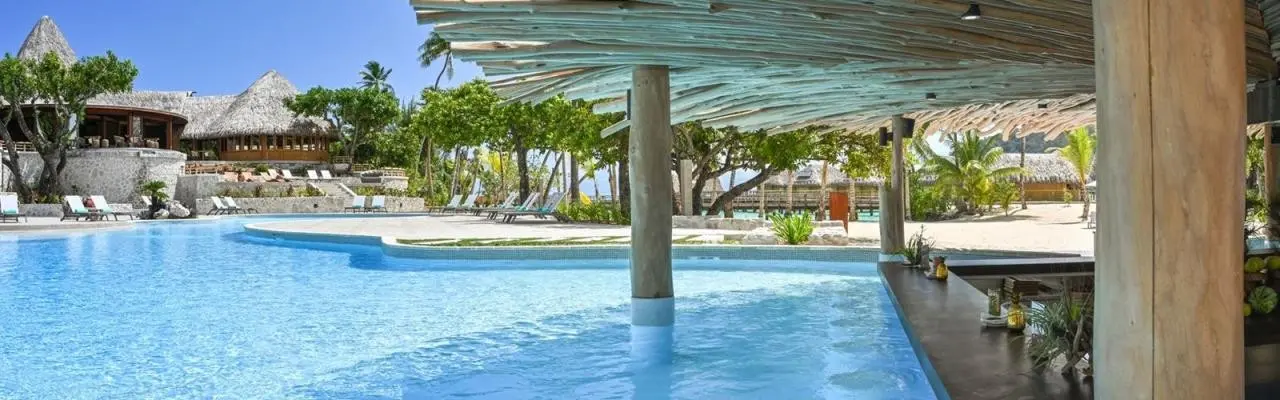 Basen w hotelu Le Bora Bora By Pearl Resort
