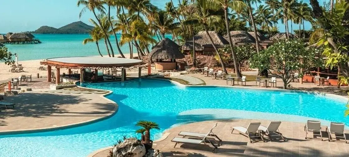 Basen w hotelu Le Bora Bora By Pearl Resort
