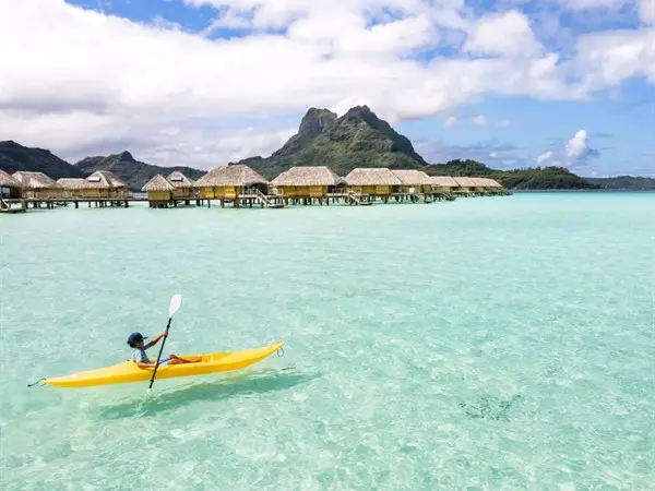 Plaża przy hotelu Le Bora Bora By Pearl Resort
