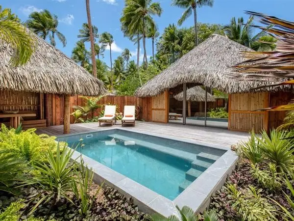 Basen w hotelu Le Bora Bora By Pearl Resort