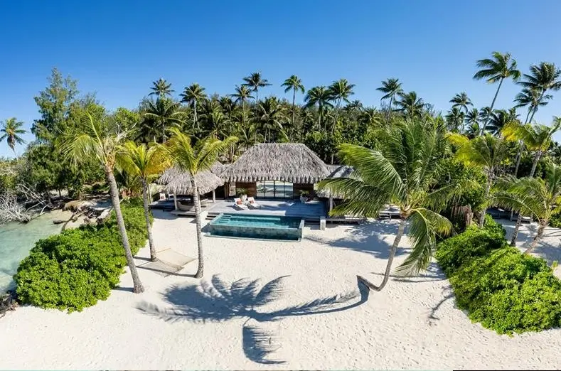 Plaża przy hotelu Le Bora Bora By Pearl Resort