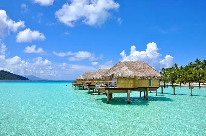 Plaża przy hotelu Le Tahiti By Pearl Resort