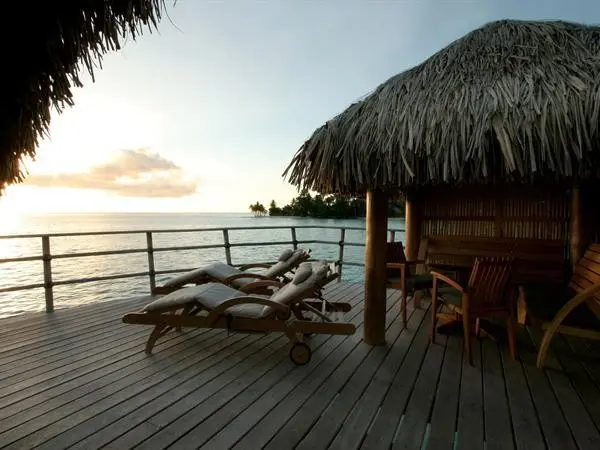 Plaża przy hotelu Le Tahiti By Pearl Resort