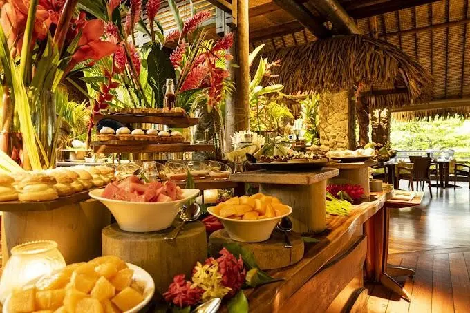Restauracja i jedzenie w hotelu Le Tahiti By Pearl Resort
