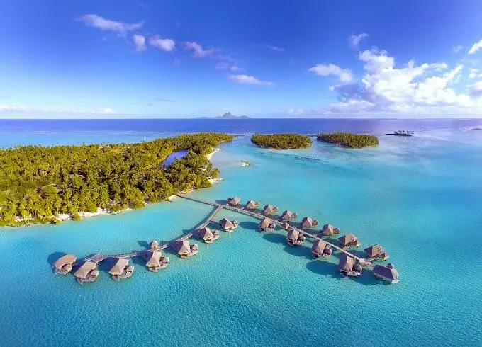 Plaża przy hotelu Le Tahiti By Pearl Resort
