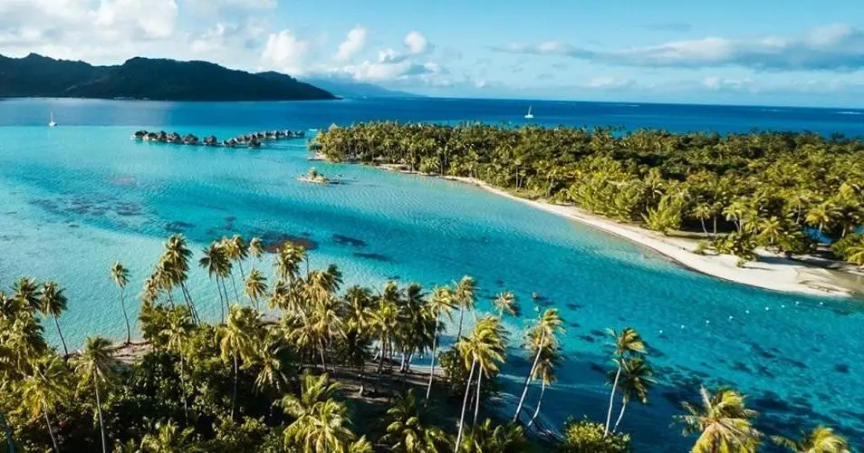 Plaża przy hotelu Le Tahiti By Pearl Resort
