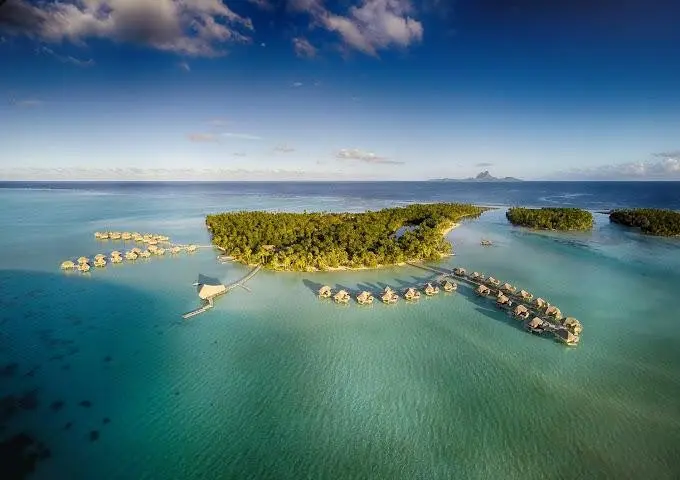 Plaża przy hotelu Le Tahiti By Pearl Resort