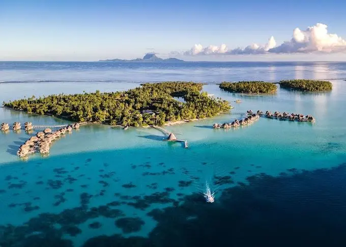 Plaża przy hotelu Le Tahiti By Pearl Resort