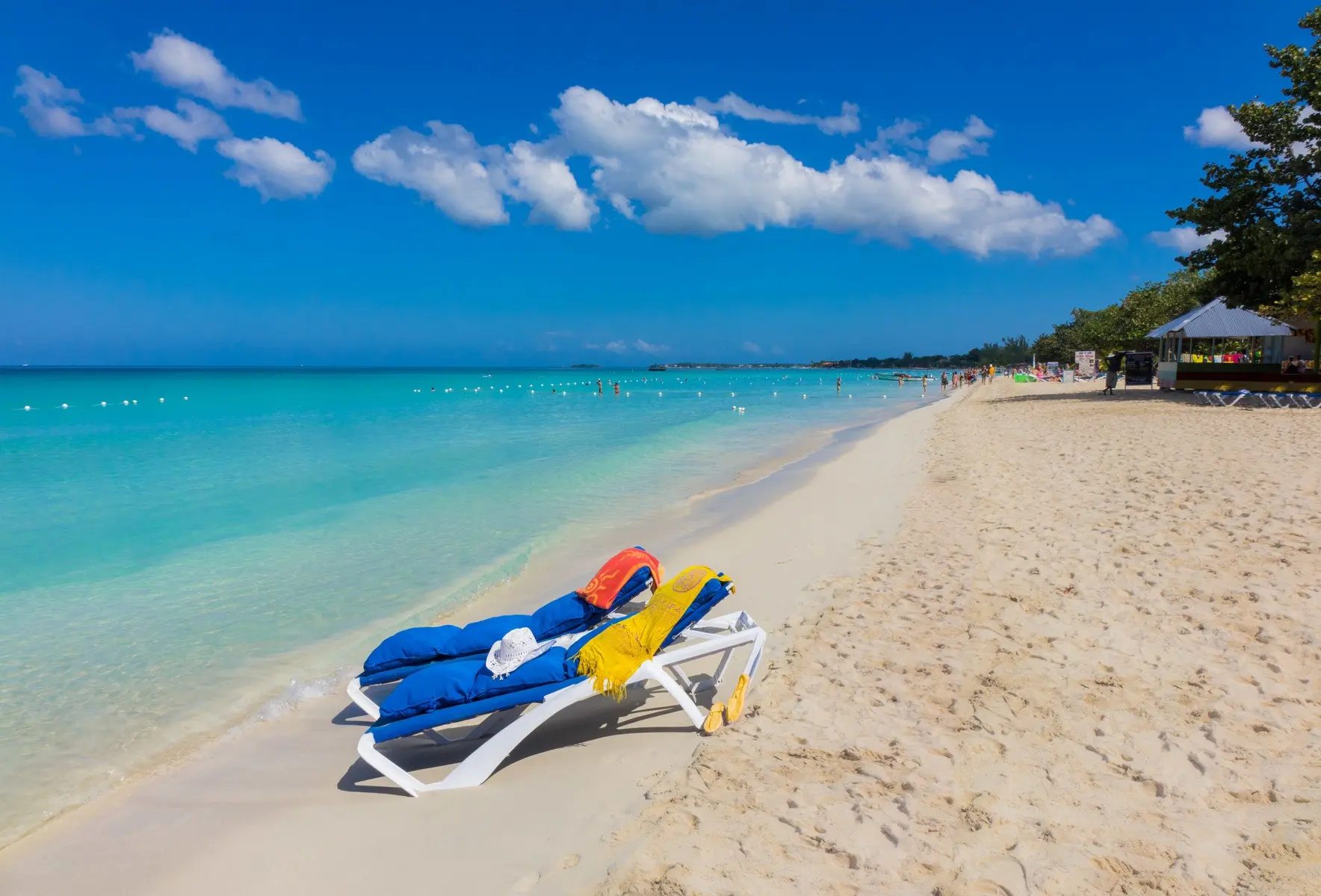 Plaża przy hotelu Legends Beach Resort