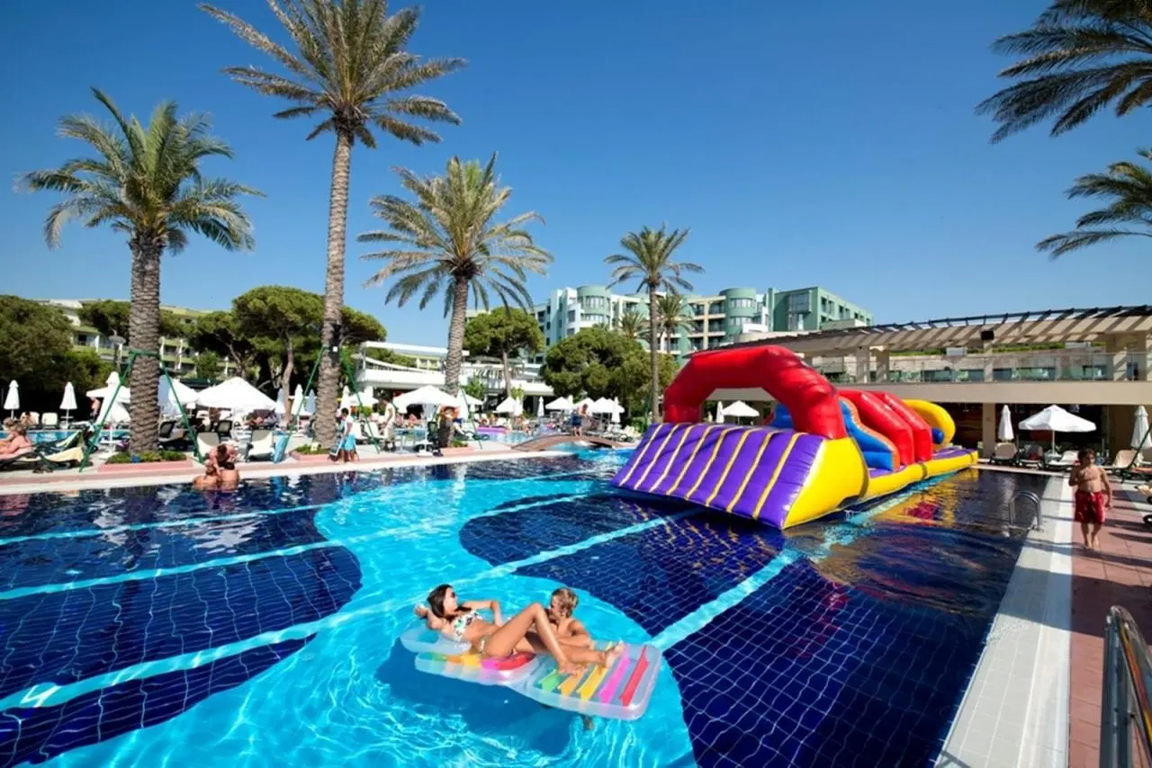 Basen w hotelu Limak Atlantis