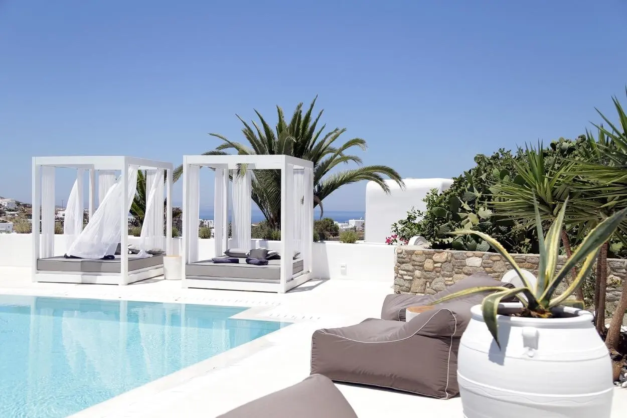 Basen w hotelu Livin Mykonos Luxury Boutique Hotel