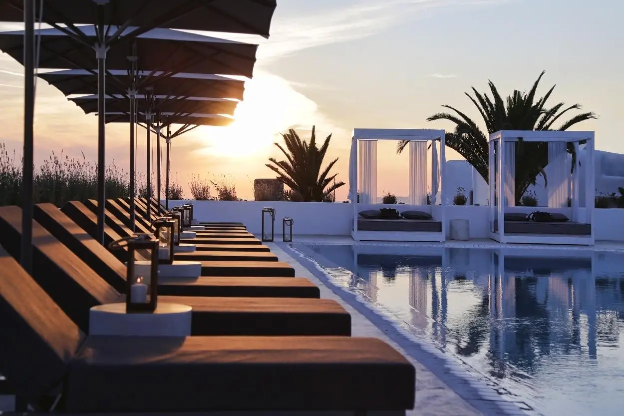 Basen w hotelu Livin Mykonos Luxury Boutique Hotel
