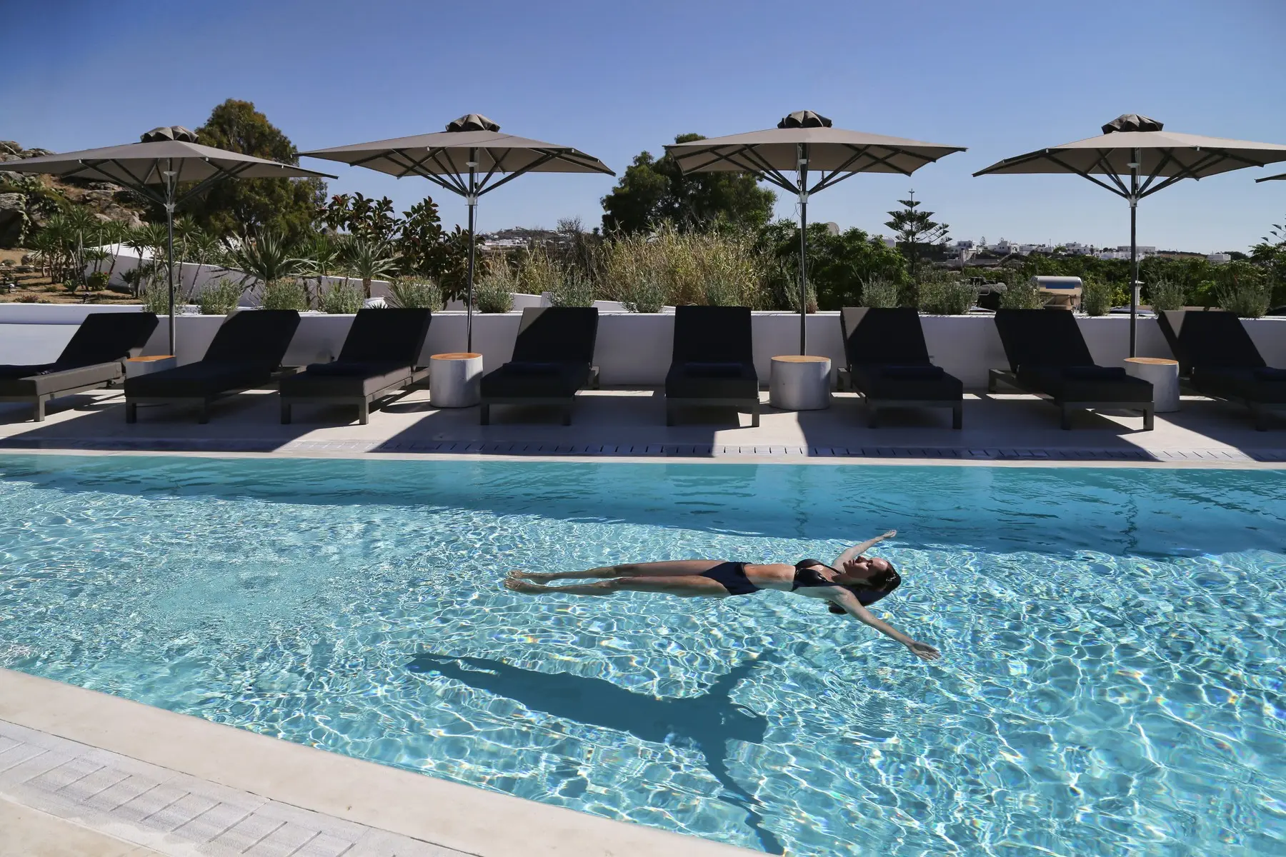 Basen w hotelu Livin Mykonos Luxury Boutique Hotel