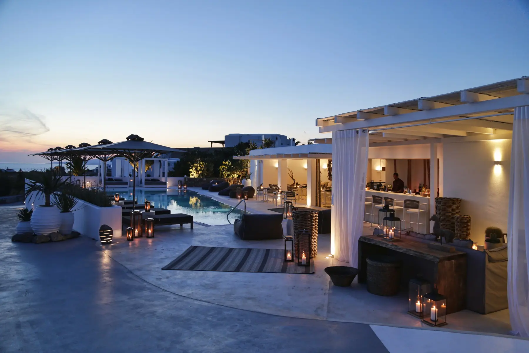 Basen w hotelu Livin Mykonos Luxury Boutique Hotel