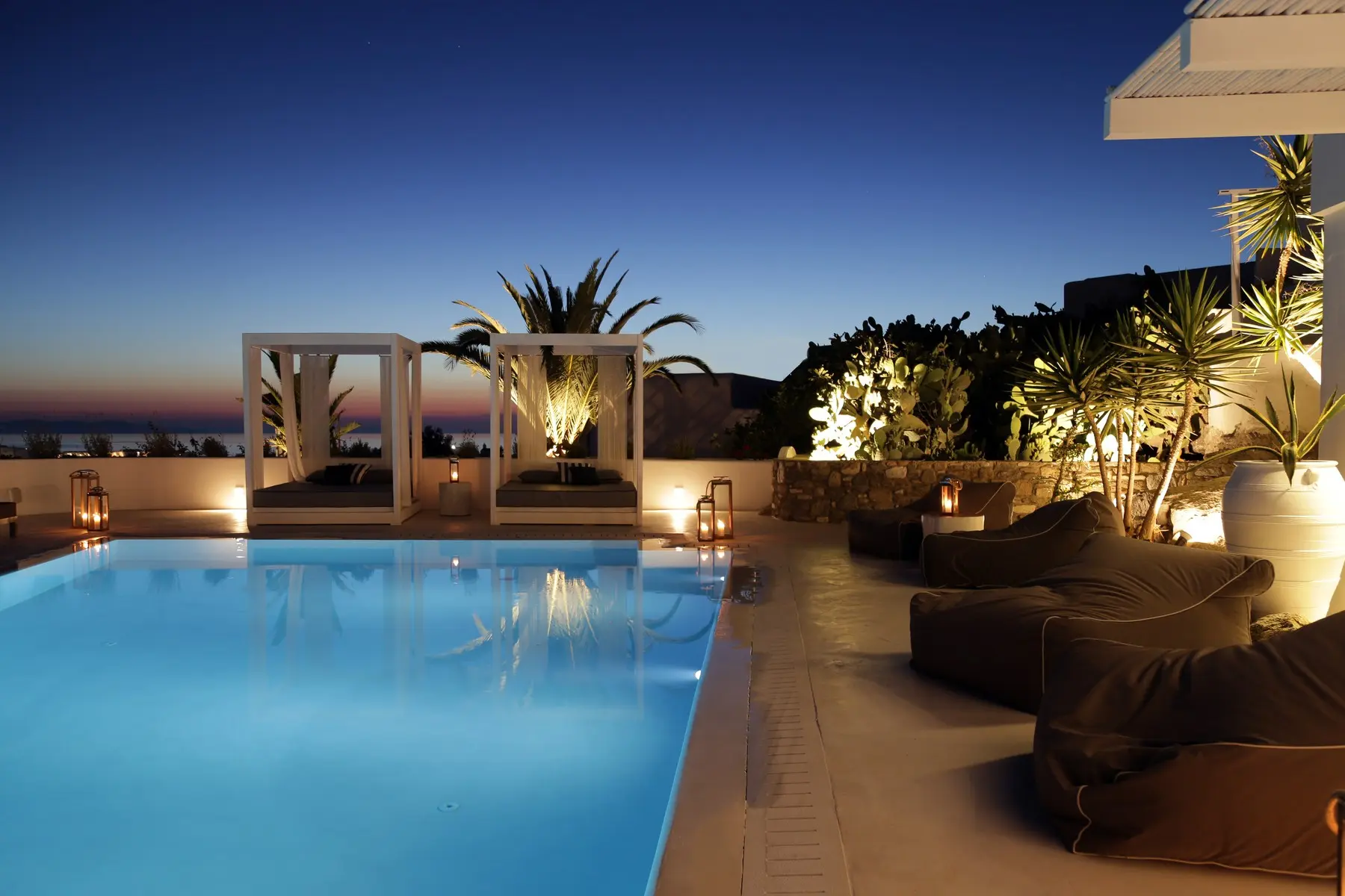 Basen w hotelu Livin Mykonos Luxury Boutique Hotel