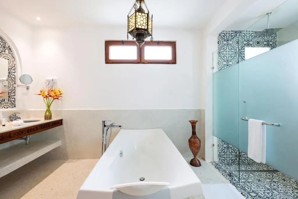 Łazienka w pokoju hotelu Lux Marijani Zanzibar