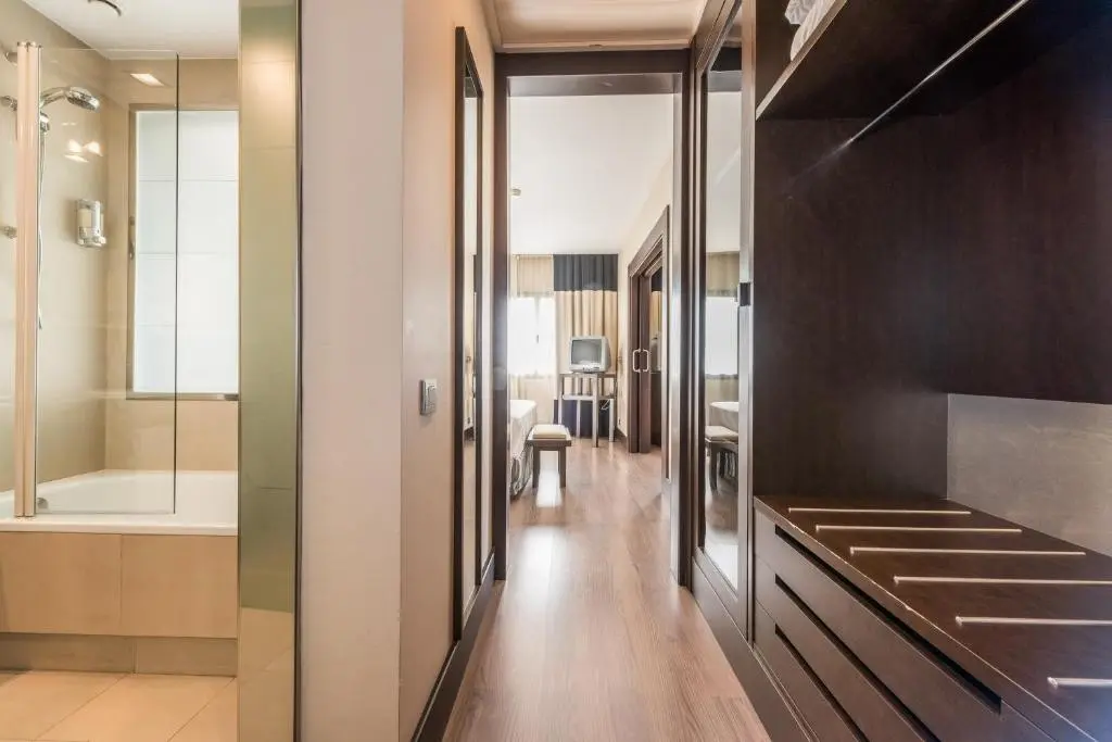 Łazienka w pokoju hotelu Mercader