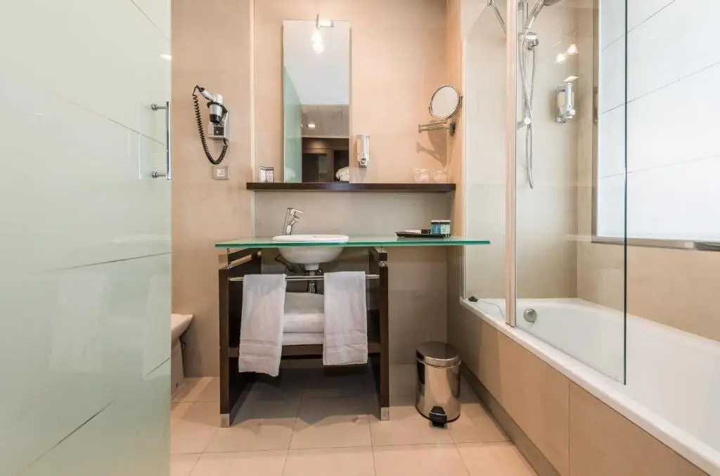 Łazienka w pokoju hotelu Mercader