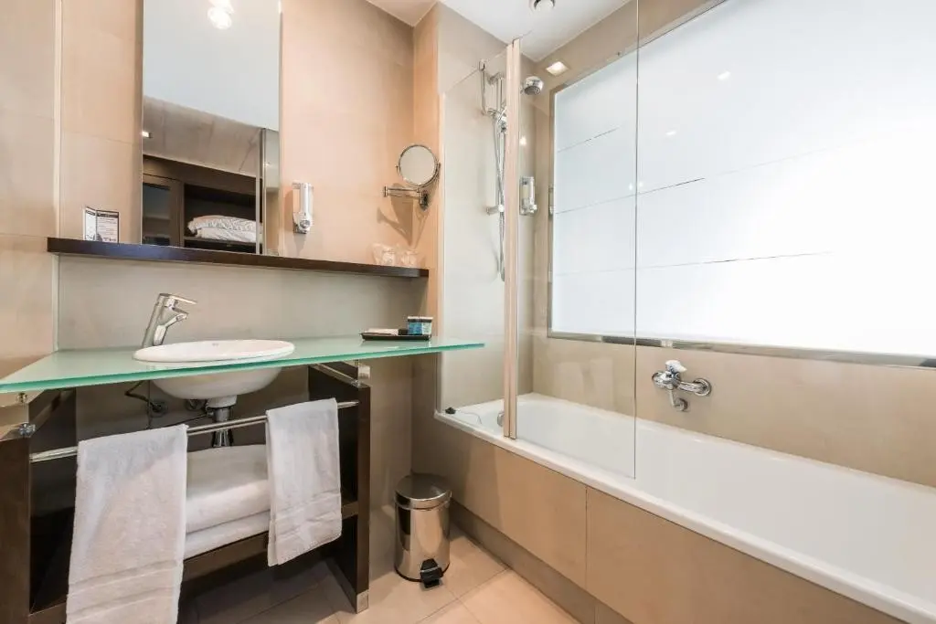 Łazienka w pokoju hotelu Mercader