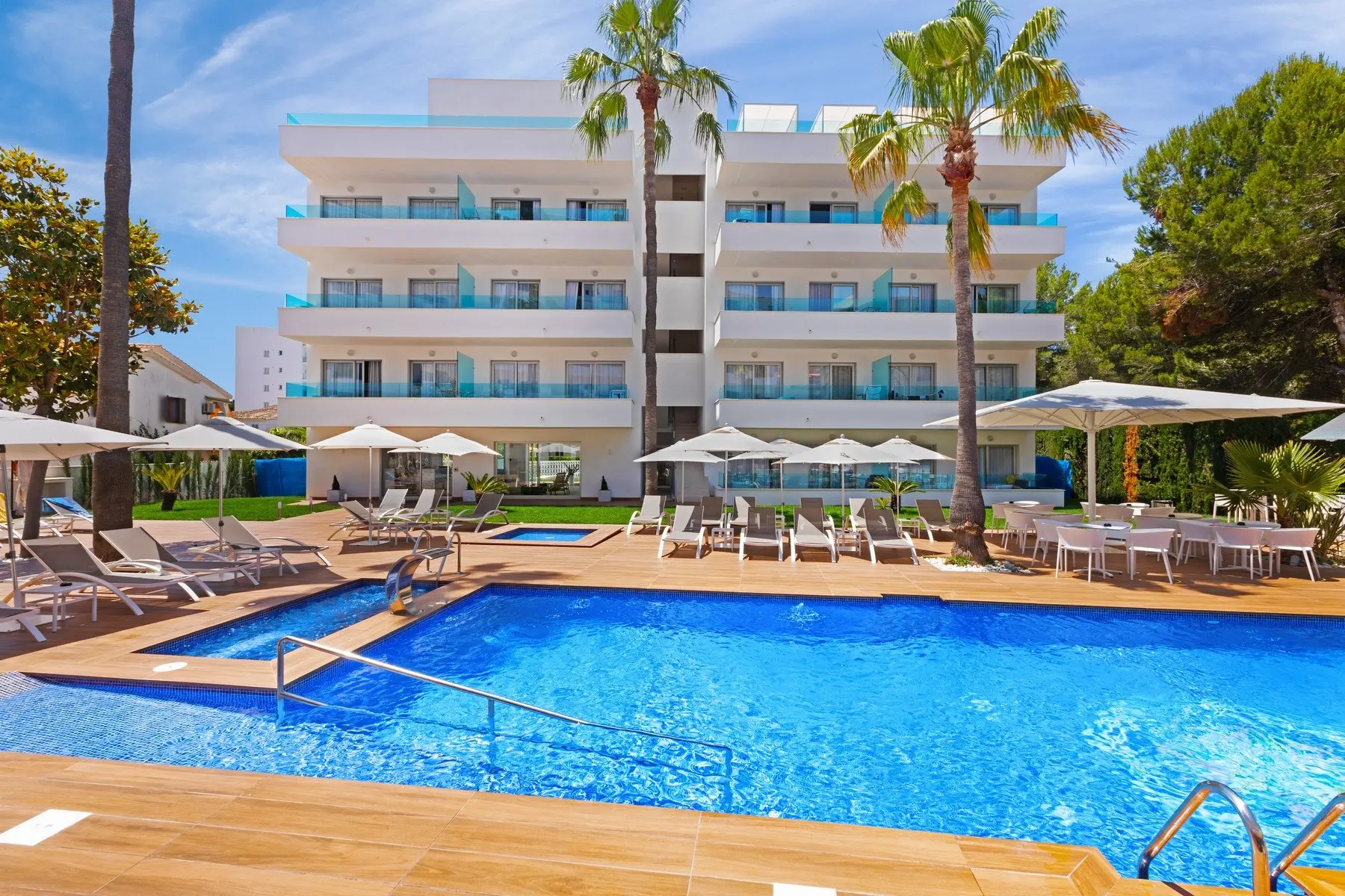 Metropolitan JUKA Playa Aparthotel — METROPOLITAN JUKA PLAYA APARTHOTEL