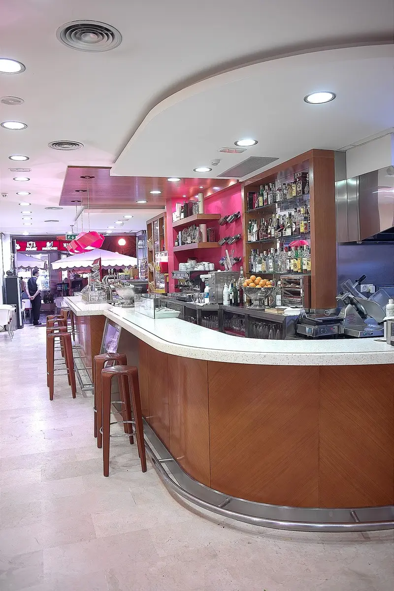Restauracja i jedzenie w hotelu Milords Suites