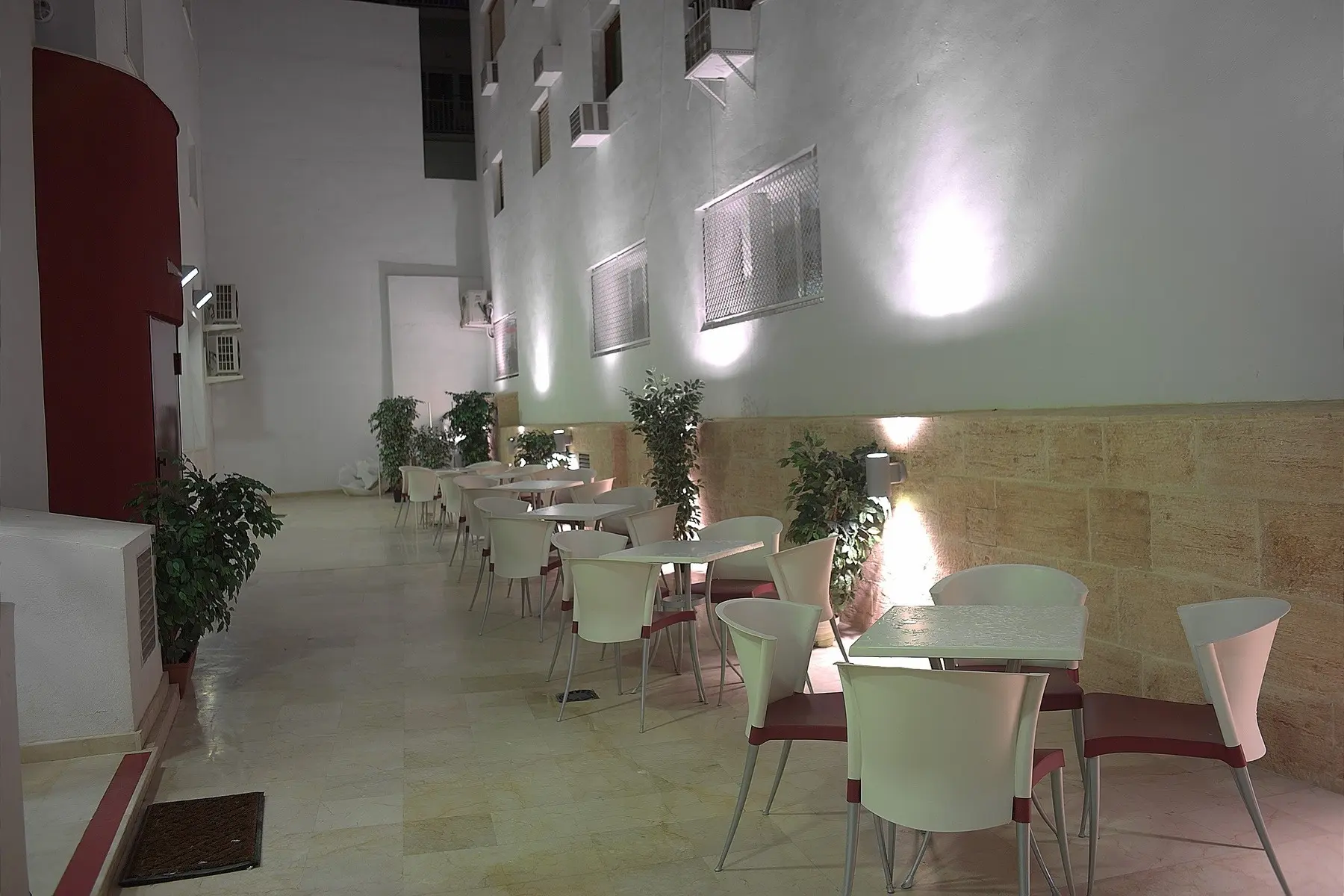 Restauracja i jedzenie w hotelu Milords Suites