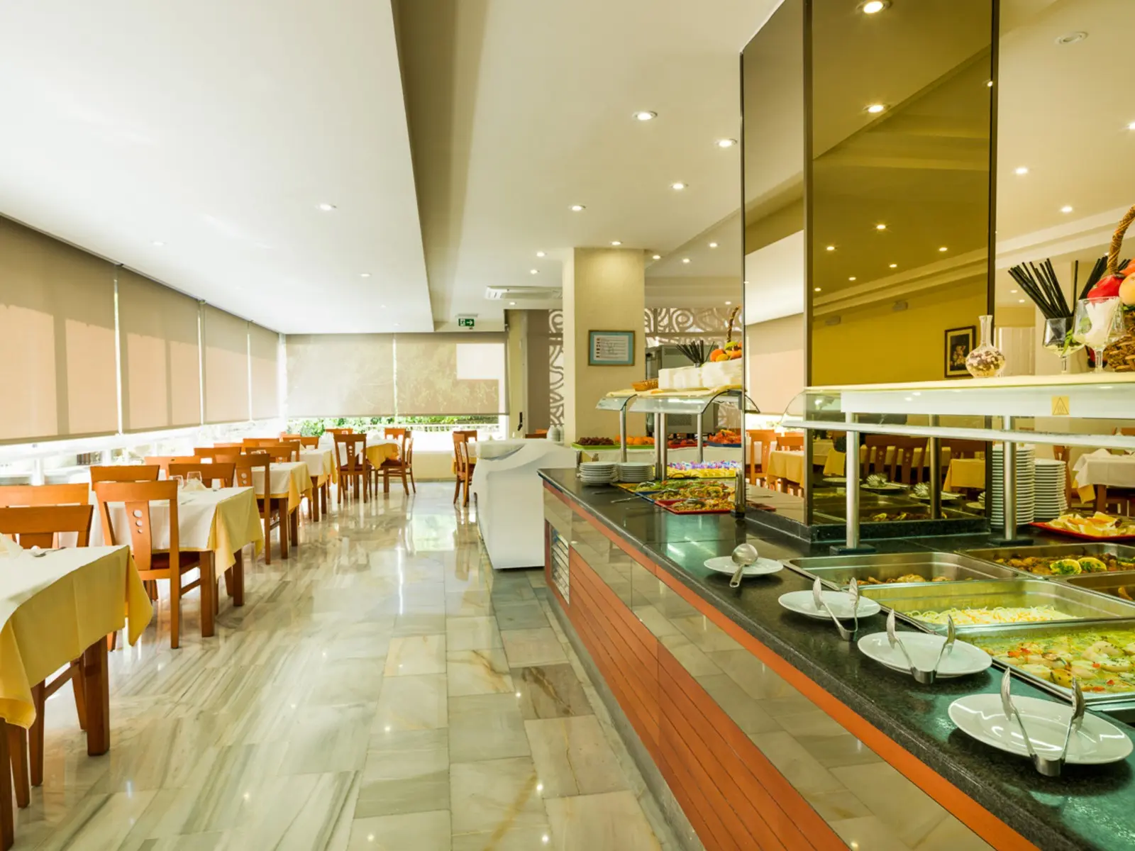 Restauracja i jedzenie w hotelu Monarque El Rodeo