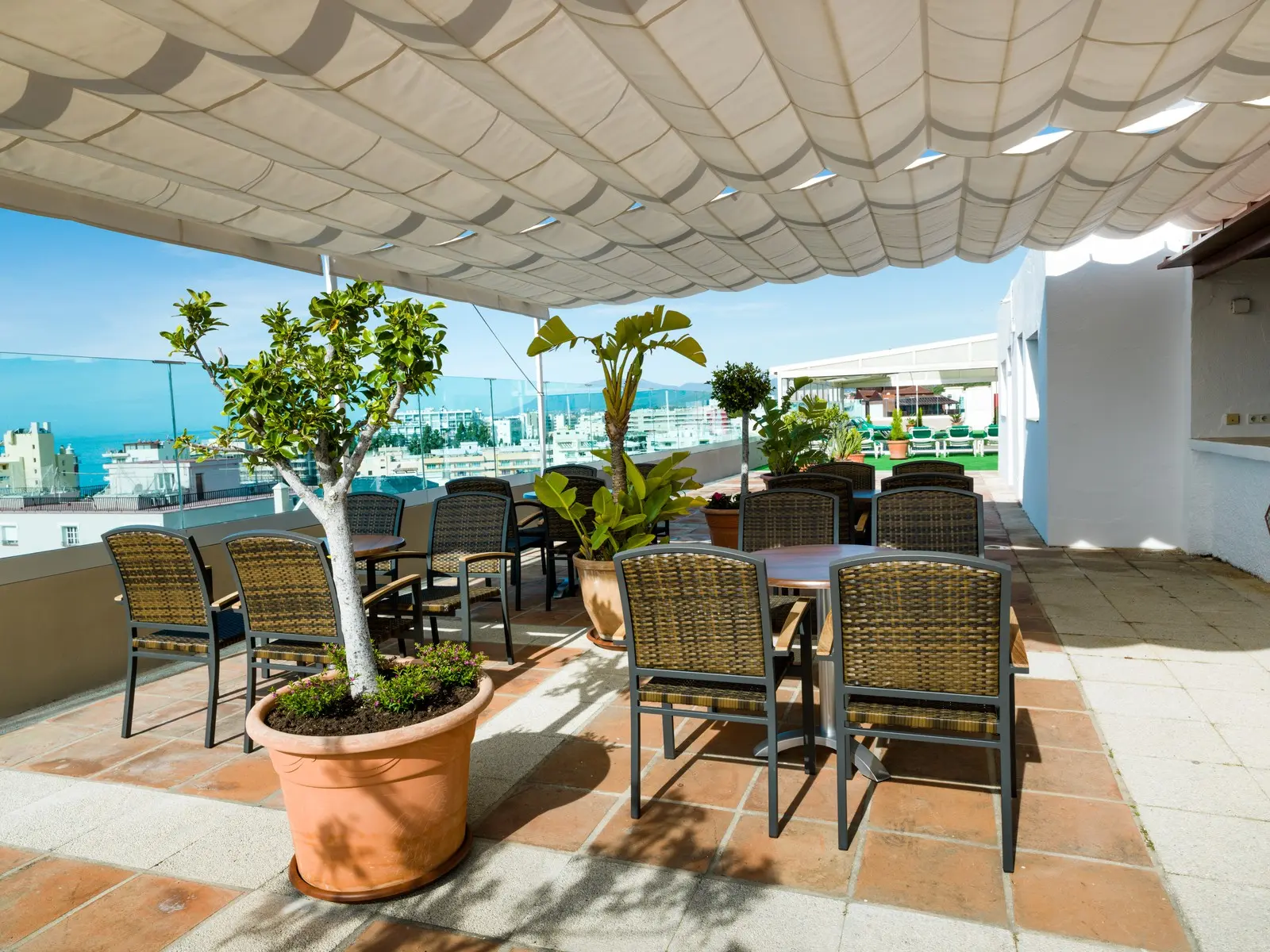 Restauracja i jedzenie w hotelu Monarque El Rodeo