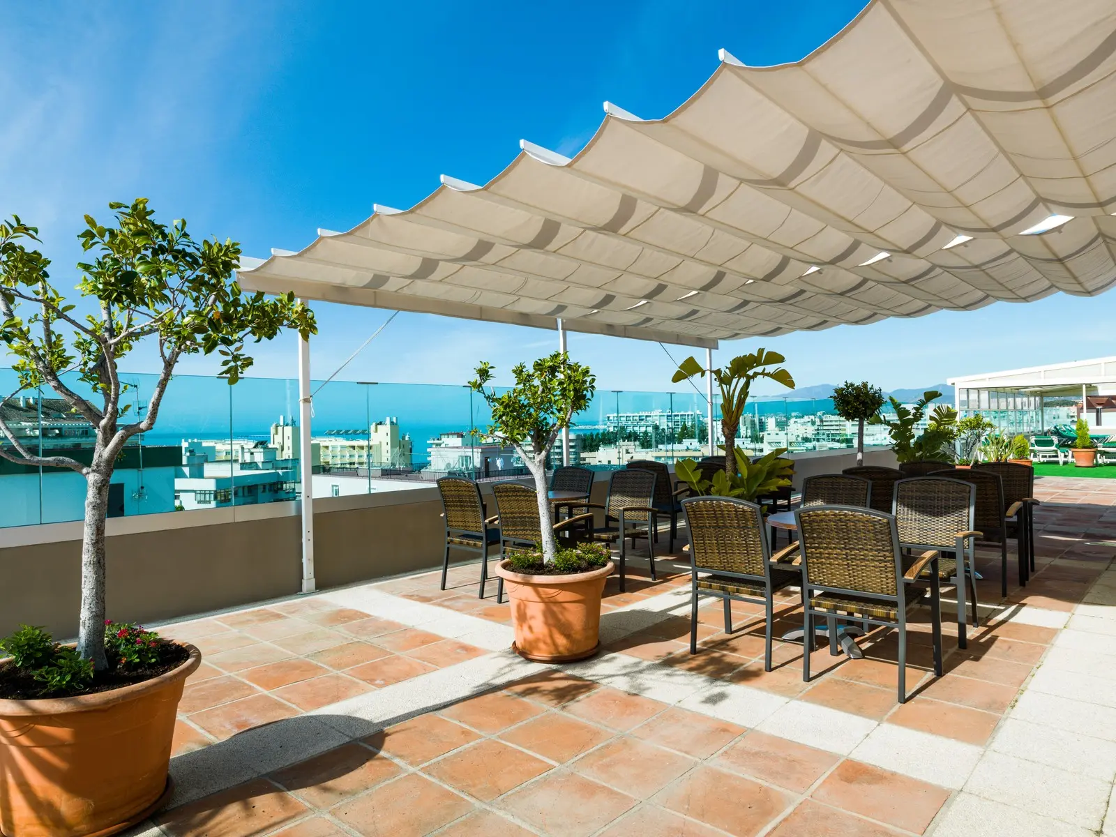 Restauracja i jedzenie w hotelu Monarque El Rodeo