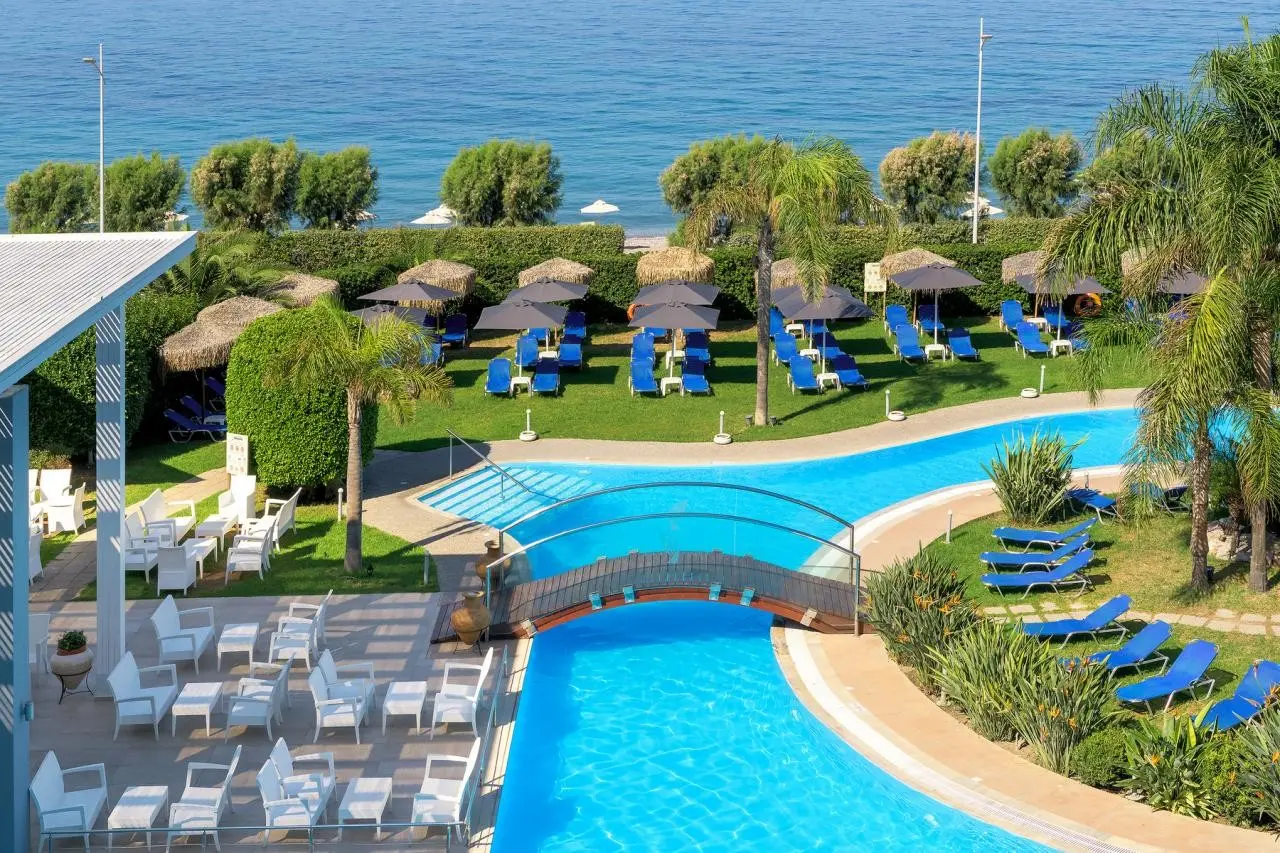 Basen w hotelu Oceanis
