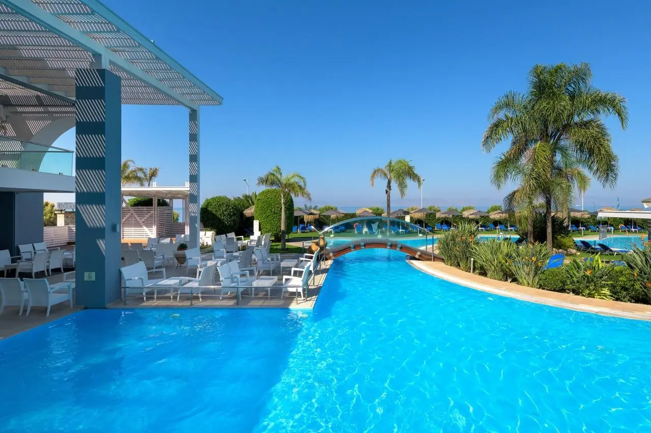 Basen w hotelu Oceanis
