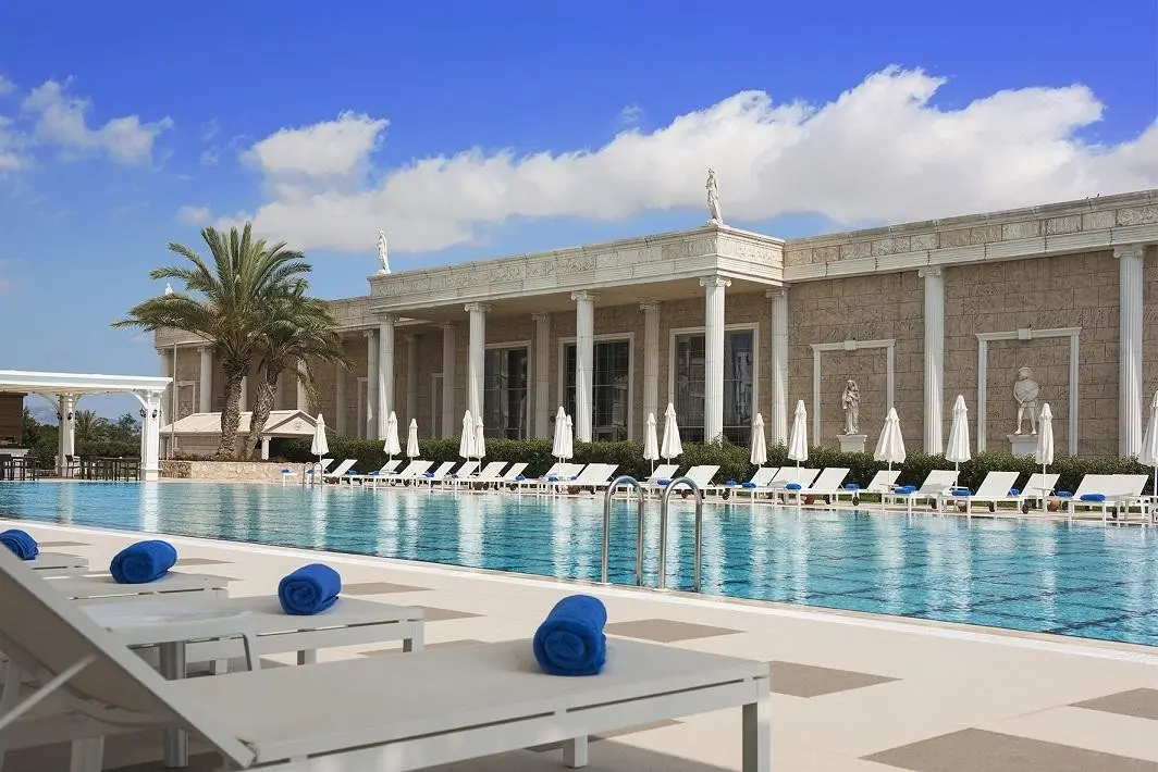 Basen w hotelu Olympic Lagoon Resort Agia Napa