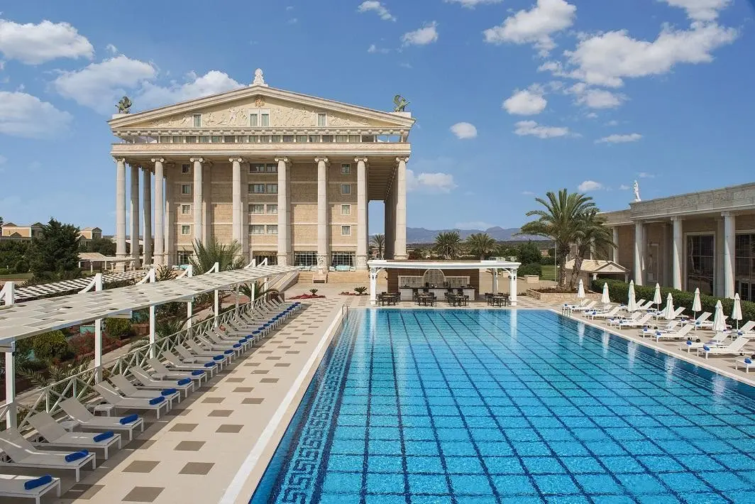 Basen w hotelu Olympic Lagoon Resort Agia Napa