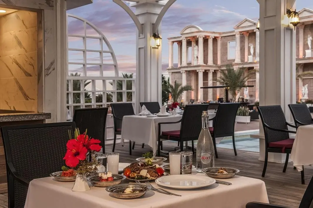 Restauracja i jedzenie w hotelu Olympic Lagoon Resort Agia Napa