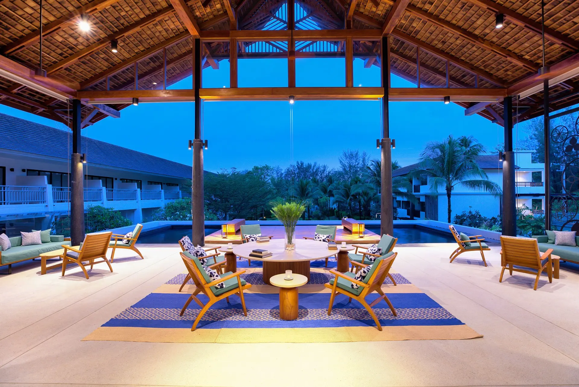 Basen w hotelu Outrigger Khao Lak Beach Resort