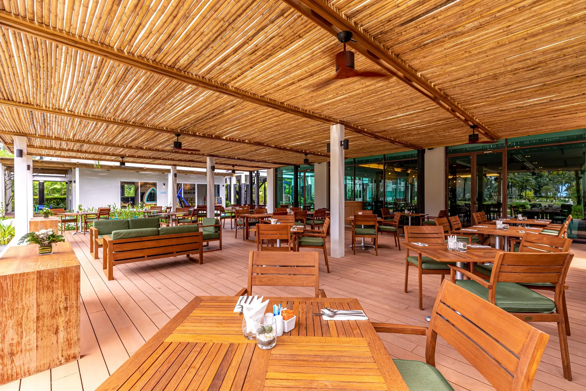 Restauracja i jedzenie w hotelu Outrigger Khao Lak Beach Resort