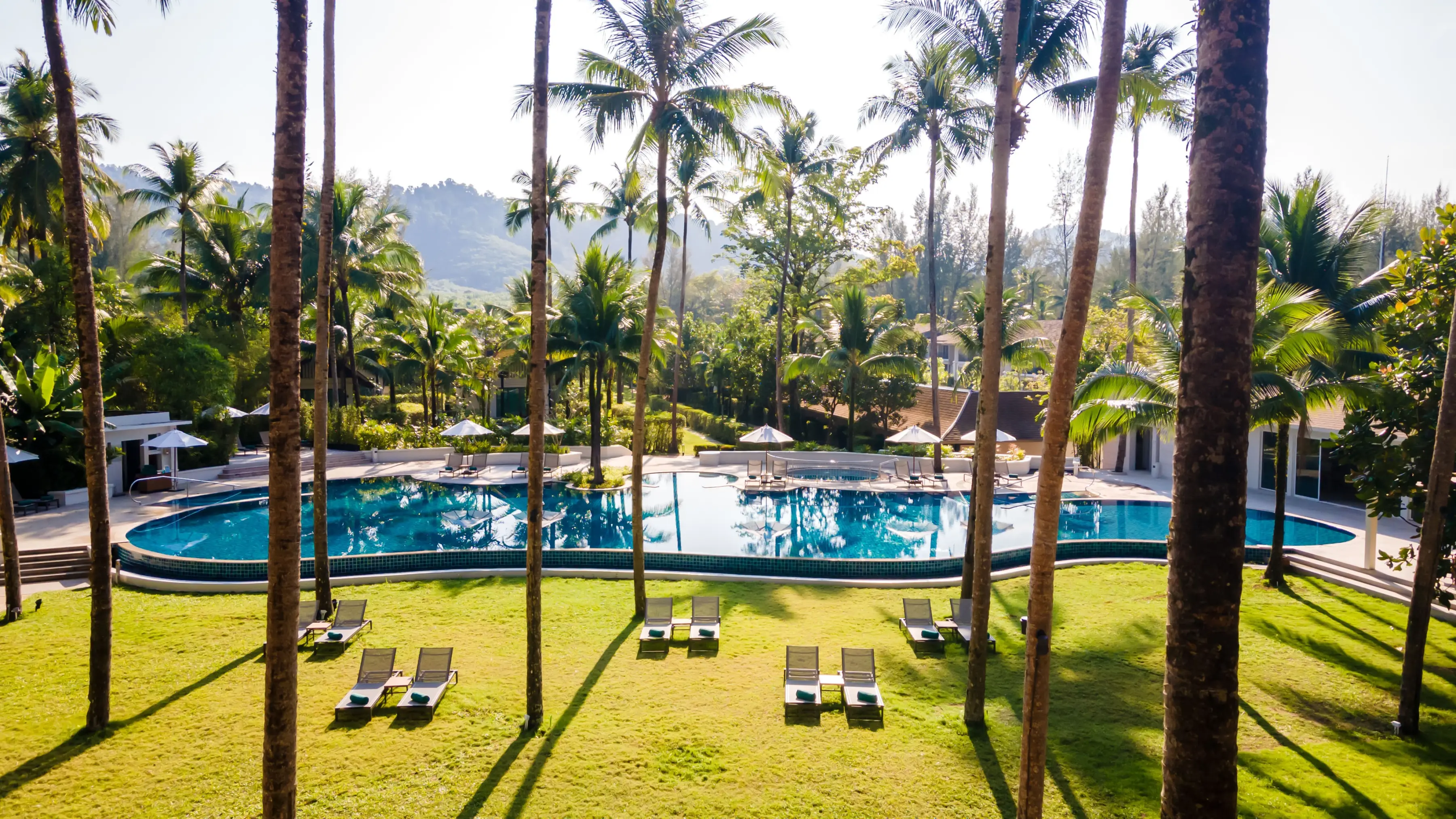 Basen w hotelu Outrigger Khao Lak Beach Resort