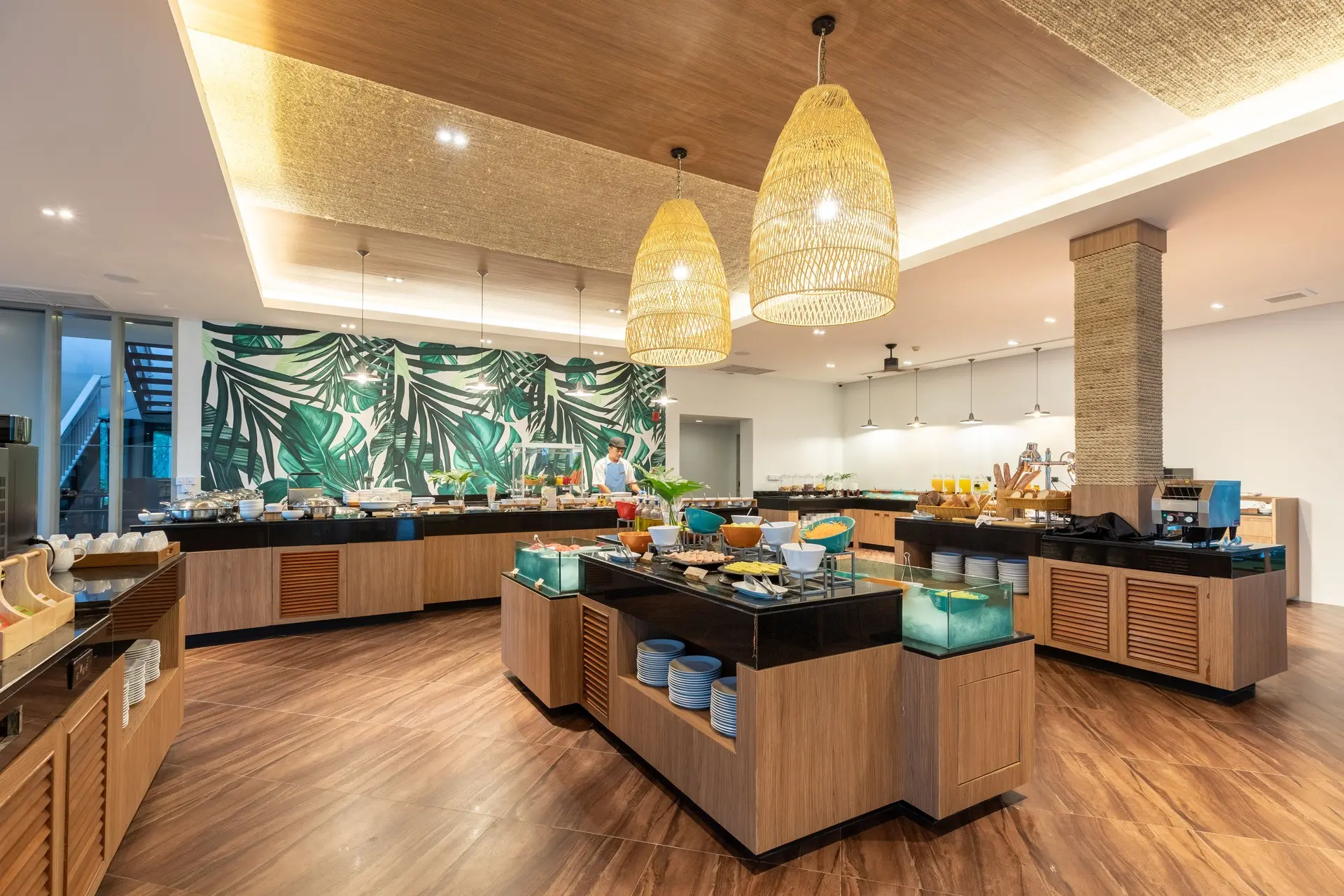 Restauracja i jedzenie w hotelu Outrigger Khao Lak Beach Resort