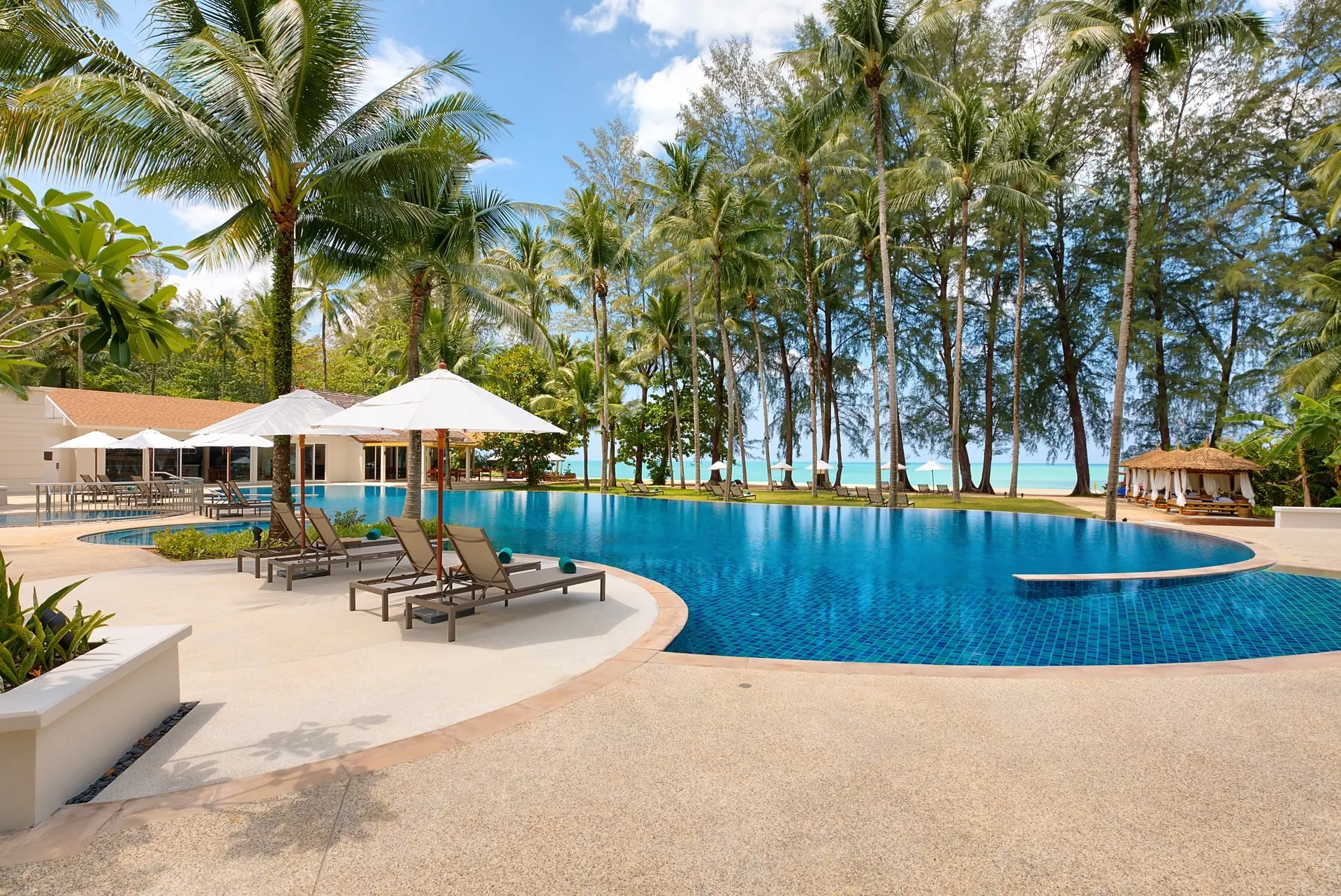 Basen w hotelu Outrigger Khao Lak Beach Resort