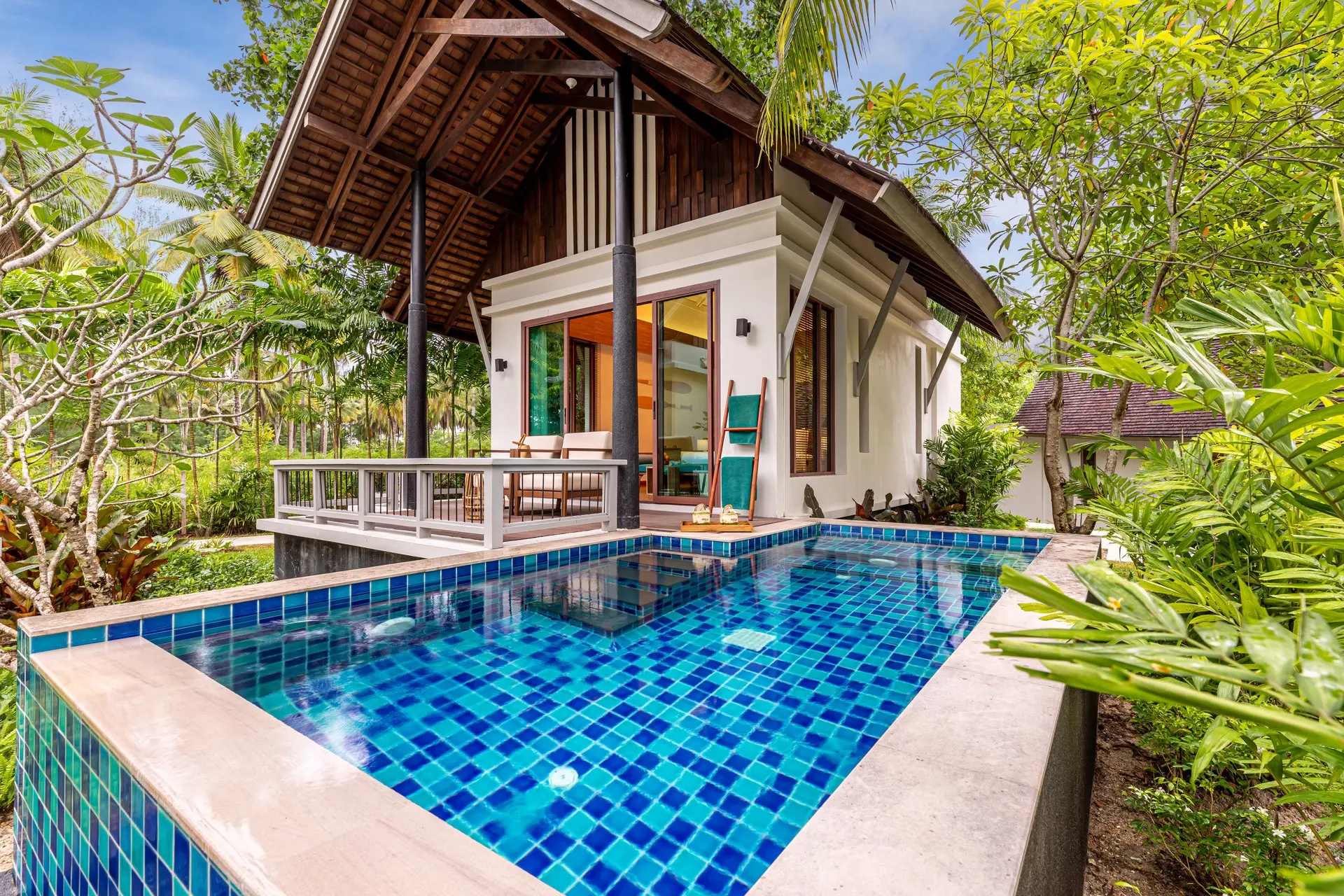 Basen w hotelu Outrigger Khao Lak Beach Resort