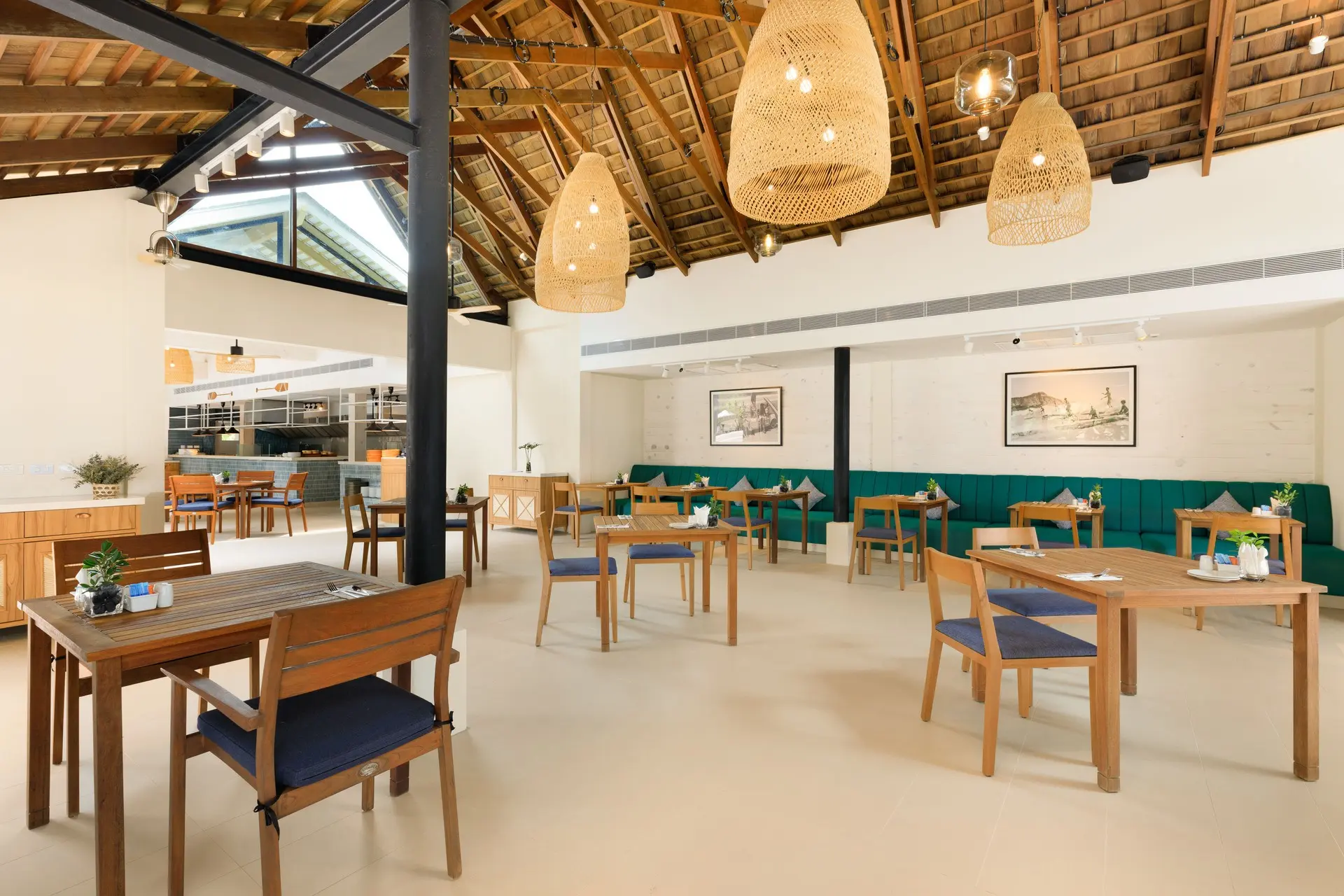 Restauracja i jedzenie w hotelu Outrigger Khao Lak Beach Resort