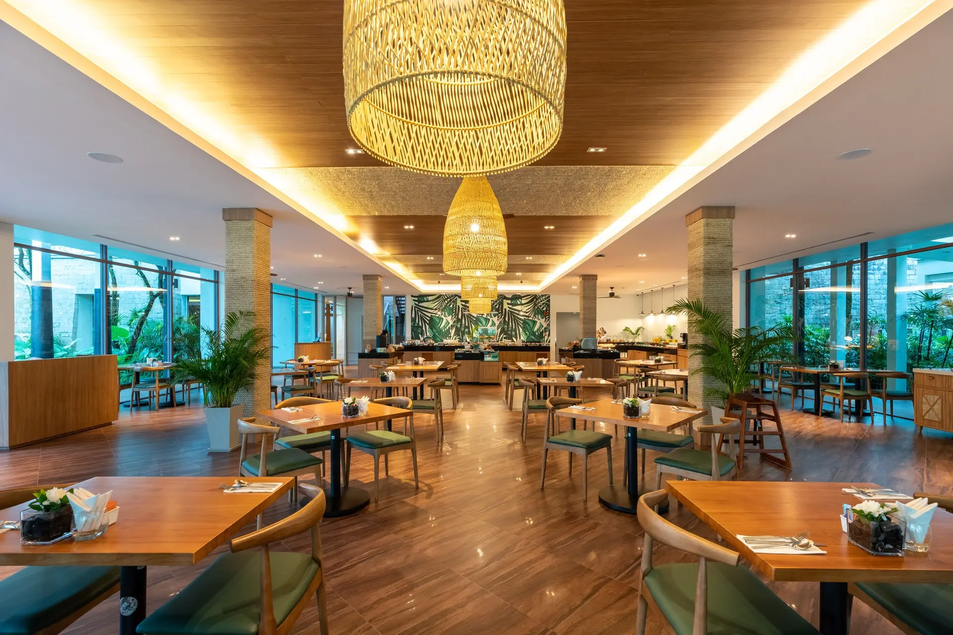 Restauracja i jedzenie w hotelu Outrigger Khao Lak Beach Resort