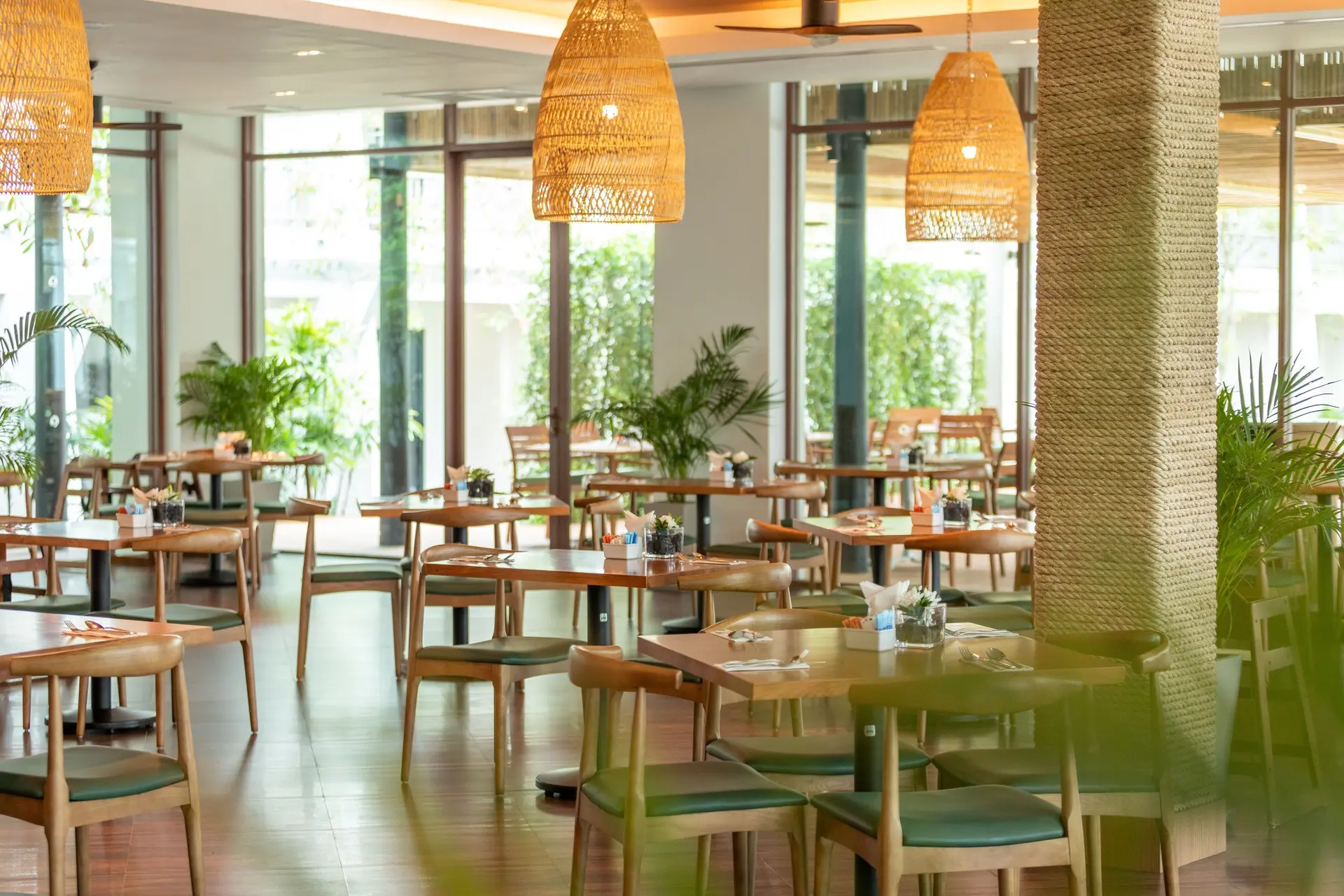 Restauracja i jedzenie w hotelu Outrigger Khao Lak Beach Resort